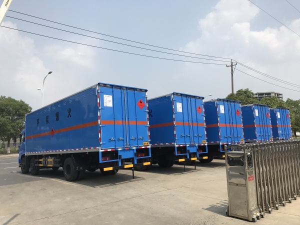 東風(fēng)天錦8.6米易燃氣體廂式運輸車