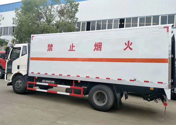 解放J6 6.2米炸藥運(yùn)輸車(chē)