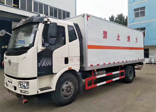 解放J6 6.2米炸藥運(yùn)輸車(chē)
